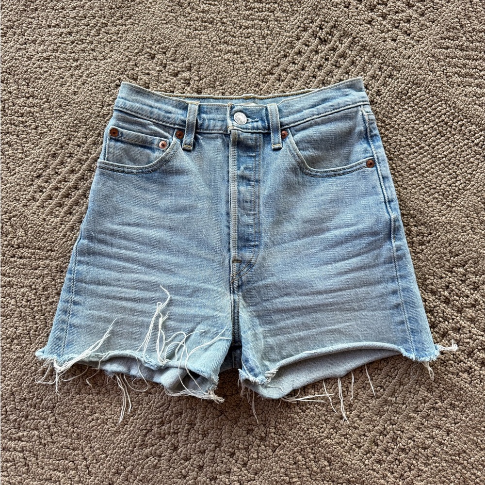Levi’s Ribcage cutoff shorts